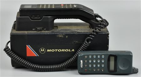 COPPIA DI TELEFONI Motorola trasportabili 1990 ca. Difetti e mancanze