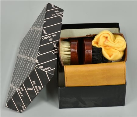 SET LUCIDASCARPE marca Sir Rondo's, completo di due spazzole crema e panno,...