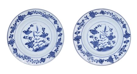 Coppia di piatti con decorazioni floreali nei toni del blu