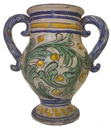 Brocca con manici e decori e larghe foglie verdi su fondo bianco in maiolica di Caltagirone, Inizi  19°  secolo.