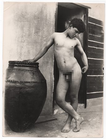 Wilhelm Von Gloeden (Wismar   1856-Taormina  1931)  - Nudo di ragazzo vicino a giara