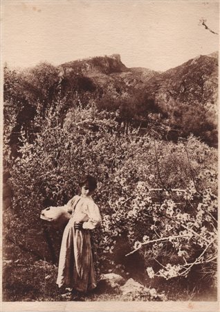 Wilhelm Von Gloeden (Wismar   1856-Taormina  1931)  - Bambina con paesaggio di Taormina sullo sfondo