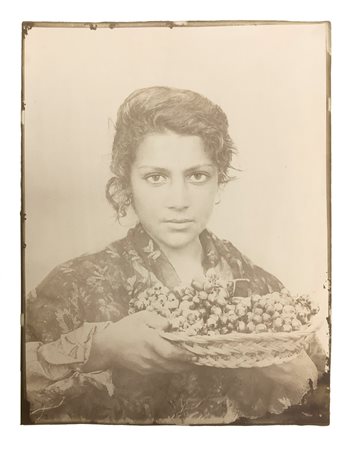 Wilhelm Von Gloeden (Wismar   1856-Taormina  1931)  - Volto di ragazza con cesto d'uva