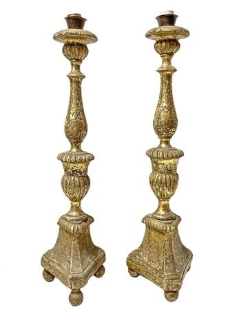 Coppia candelieri in legno dorato in tutti e tre i lati, Late 18°  secolo.