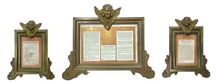 Trittico di cartaglorie in legno ricoperto da ottone con zefiri alati alla sommità, 20°  secolo