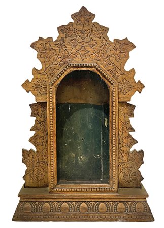 Piccola edicola in legno bulinato a foglia d'oro. XIX secolo., 19°  secolo