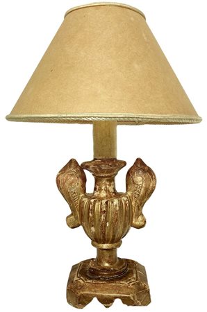 Piccolo lume con base in legno dorato a forma di anfora con paralume in pergamena, 19°  secolo