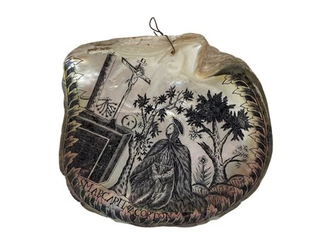 Conchiglia in madreperla incisa raffigurante Santa Margherita da Cortona in preghiera davanti al crocifisso, 19°  secolo