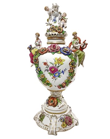 Poutiche con particolari floreali e puttini al coperchio