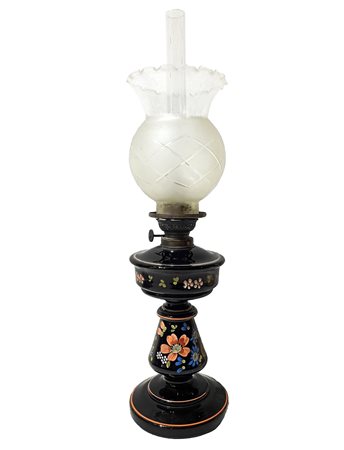 Lume a petrolio in opaline nero con dipinti floreali, Late 19°  secolo