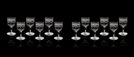 Servizio da 12 bicchierini in vetro da rosolio, incisi con decorazioni di ghirlande stile impero