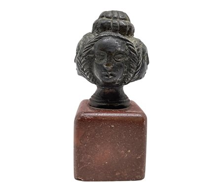 Piccolo bronzo raffigurante 4 volti di donna, XVI  secolo