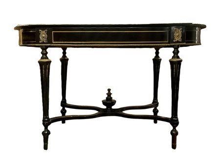 Tavolo da centro in legno nero ebanizzato, cassetto centrale, intarsio centrale al piano in ottone. Applicazioni di bronzo dorato su contorno e perfilato in ottone. Napoleone III. H cm 75x130x70. Ottimo stato