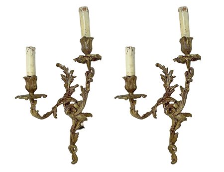 Coppia di applique a due luci in bronzo dorato a ramage