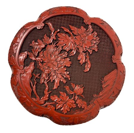 Scatola laccata in rosso cinabro. Decorazione floreale a basso rilievo.