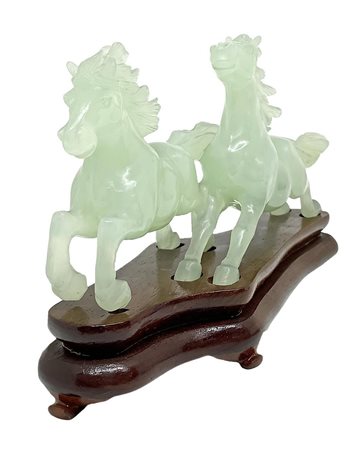 Coppia di cavalli cinesi in giada verde chiaro con base in legno., 20°  secolo