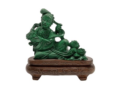 Scultura in malachite raffigurante Guanyin, su base in legno, 20°  secolo