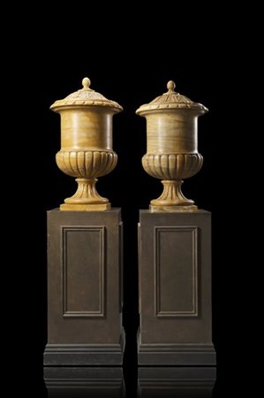 Coppia di vasi Medicei in marmo con baccellature, coperchio decorato a volute f