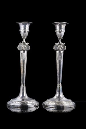 Coppia di candelieri in argento con fusto liscio e portacandela sorretto da del