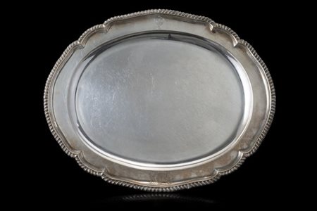Vassoio polilobato in argento con bordo cordonato e inciso con stemma araldico