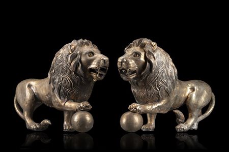 Coppia di antichi leoni in argento dorato con zampa poggiante su sfera (cm 46x2