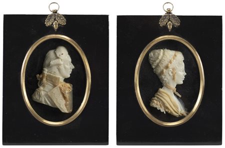 Scultore della fine del secolo XVIII "Profili di gentiluomo e gentildonna" copp