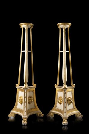 Coppia di gueridon in legno intagliato, laccato e dorato decorato da protomi le
