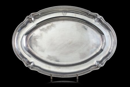 Vassoio in argento con bordo sagomato e costolato decorato a valve di conchigli