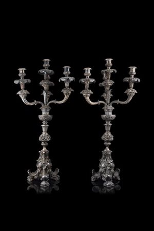 Coppia di candelabri tripodi in argento a quattro fiamme con base, fusto e brac