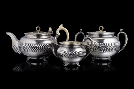 Servizio da tè in argento composto da teiera, lattiera e zuccheriera con bordi