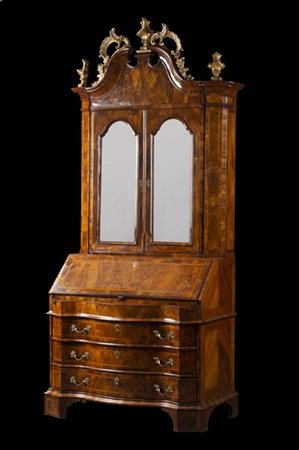 Trumeau in noce, lastronato in radica e filettato. Parte inferiore con fronte m