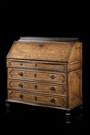 Coppia di ribalte lastronate in noce e radica, filettate in legno chiaro a volu