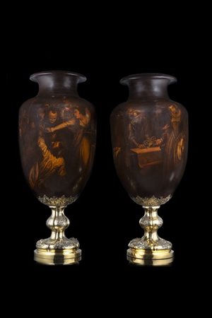 Coppia di grandi vasi in lacca decorata a scene di genere con cavalieri, regnan