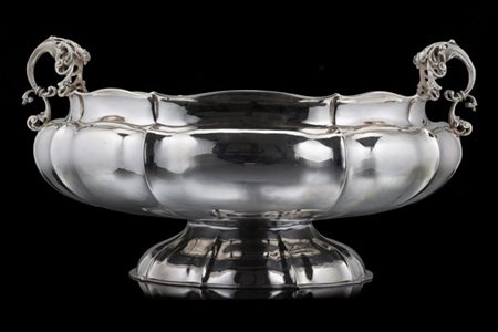 Grande alzata centrotavola in argento con bordura di forma sagomata. Anse a vol