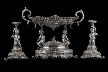 Trittico centrotavola in argento composto da alzata e due candelieri. Vasca bia