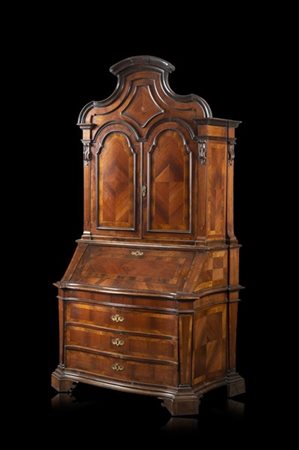 Trumeau lastronato e filettato in legni vari. Parte superiore a due ante celant