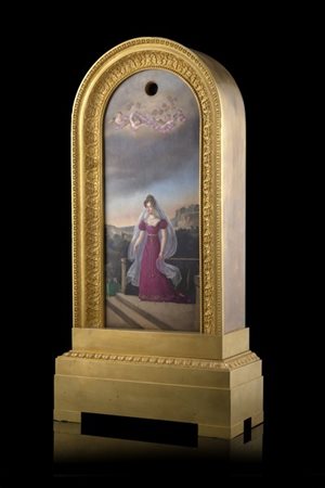 Pendola da appoggio in bronzo dorato e porcellana con cassa di forma arcuata.M