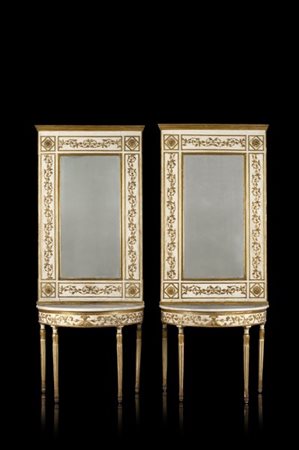 Coppia di console a mezzaluna con piani in marmo e specchiera in legno intaglia