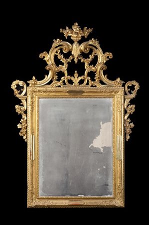 Specchiera in legno intagliato e dorato a volute, foglie e fiori