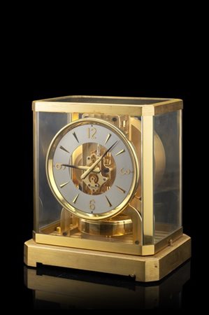JAEGER LECOULTRE 
Orologio da appoggio modello Atmos in ottone e vetri. Quadran