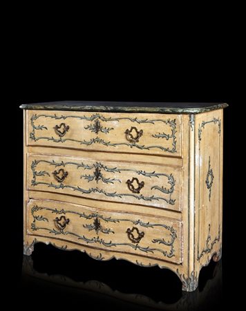 Comò a tre cassetti in legno laccato decorato a volute fogliate nei toni del ve