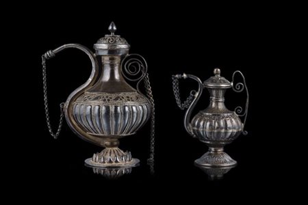 Coppia di piccoli versatoi in argento con corpi decorati a bugnature e incision