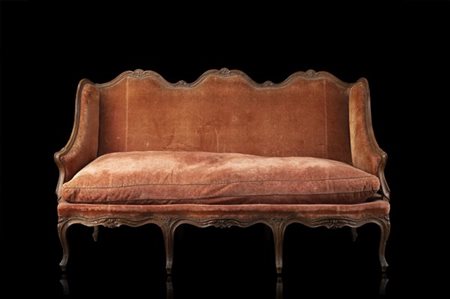 Divano a tre posti in noce intagliato a foglie e fiori con schienale, braccioli