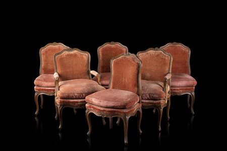 Fornitura da salotto composta da quattro sedie e due poltrone di forma mossa in