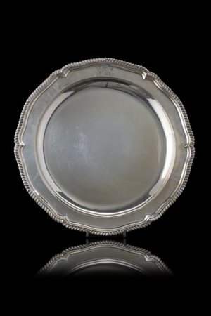 Vassoio polilobato in argento con bordo decorato a motivo cordonato e stemma ar