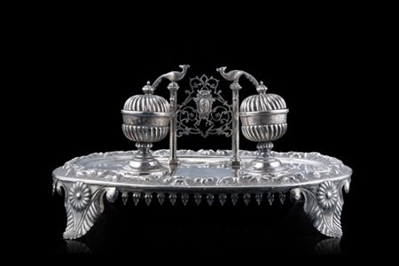 Calamaio in argento con vaschette con coperchi a forma di vasi. Porta pennino a