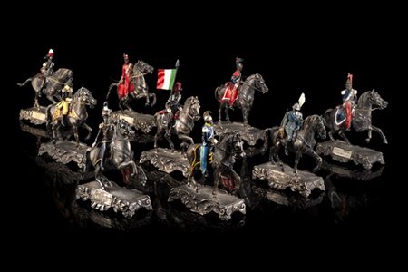 Nove soldatini in argento raffiguranti militari a cavallo con basi squadrate. T