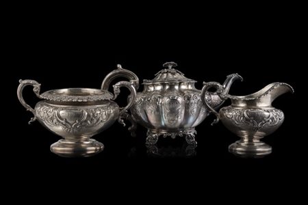 Teiera in argento baccellato, sbalzato e cesellato a volute e fiori. Versatoio