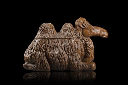 Cassapanca raffigurante cammello assiso in legno dipinto e scolpito, coperchio