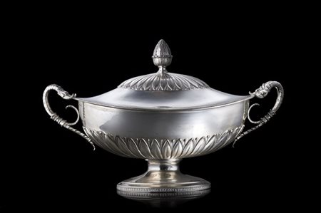Zuppiera in argento liscio con base, corpo e coperchio a bordo sbalzato e cesel
